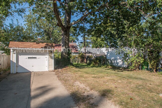 Building Photo - 27133 Shoreview Ave