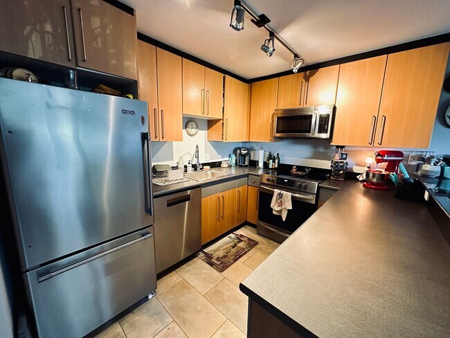 Building Photo - Sunny 1 bed 1 bath condo in Fremont
