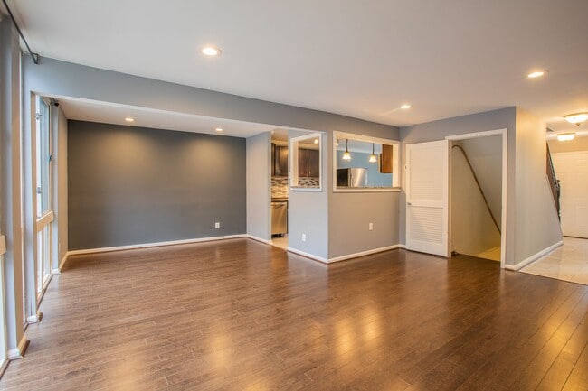 Building Photo - Lovely 3 BR/2.5 BA Townhome in Columbia!