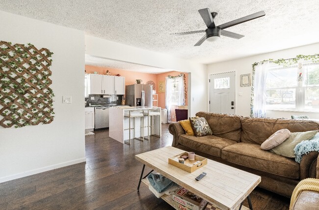 Open floor plan is great for entertaining - 1420 E Market St