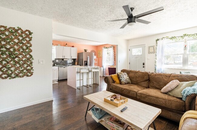 Open floor plan is great for entertaining - 1420 E Market St House