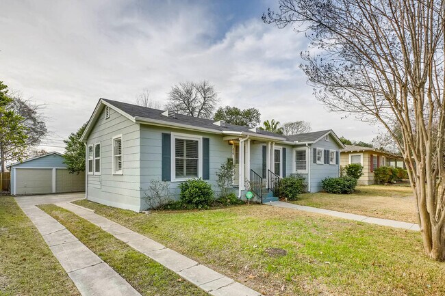 Foto del edificio - Charming 2 BR / 1 Bath in highly desirable Terrell Heights of San Antonio!