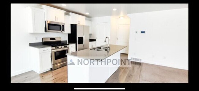 Foto del edificio - Beautiful 3BR 2BA Home w/ Quartz Kitchen and Garage in Herriman!