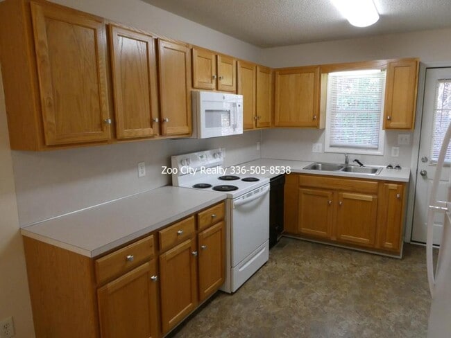 Foto del edificio - 730 Breeze Hill Rd