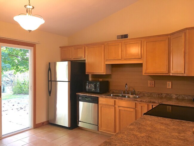 Building Photo - Great 3 Bedroom 2 Bathroom Ranch Home in S...