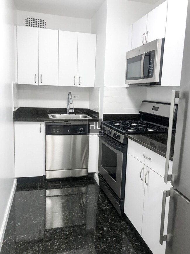 Building Photo - 5 AVENUE