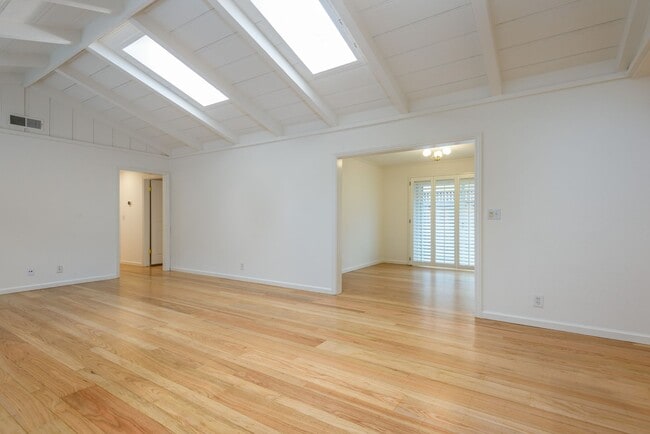 Foto del edificio - Los Altos 4bd/2.5bth Ranch Home on University Ave.