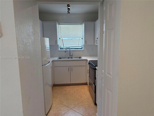 Building Photo - 2120-2122 Thomas Street Unit 2122