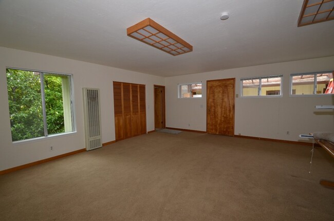 Foto del edificio - Incredible Tam Valley Home Available July 1st