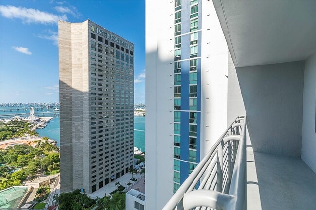 Foto del edificio - 325 S Biscayne Blvd