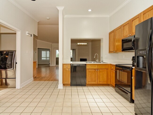Foto del edificio - Water, Sewer, Trash Included! Fireplace, Washer, Dryer, 2 Assigned Parking, Garage, Open Floor Pl...