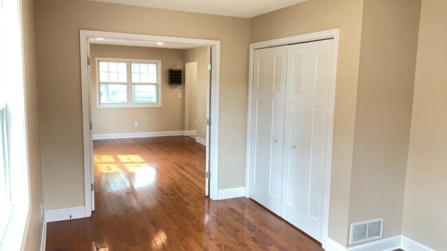 Foto del edificio - Single Family Home in St Paul with Garage!!