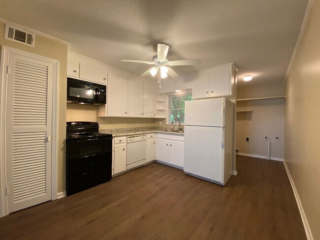 Building Photo - AVAILABLE NOW 2 BEDROOM 1 BATH DUPLEX IN R...