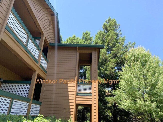 Building Photo - New Price ! Top Floor Corner Unit In Desir...