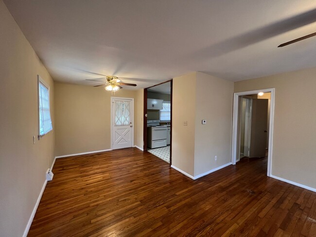Building Photo - Charming home in desirable area available ...