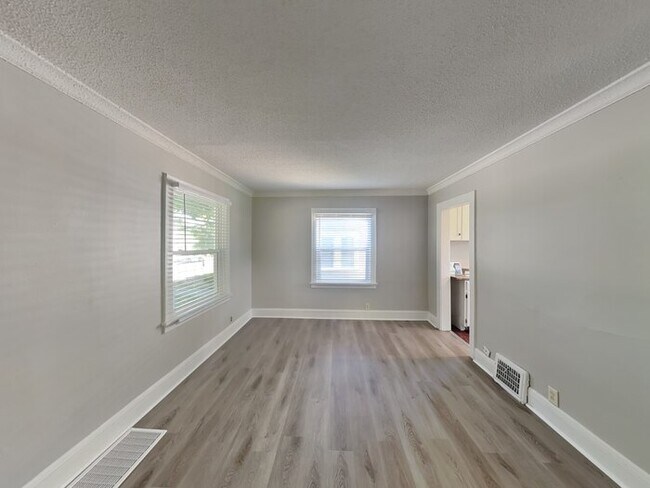 Foto del edificio - LEASING SPECIAL!! 2 Bedroom, 1 Bathroom Ho...