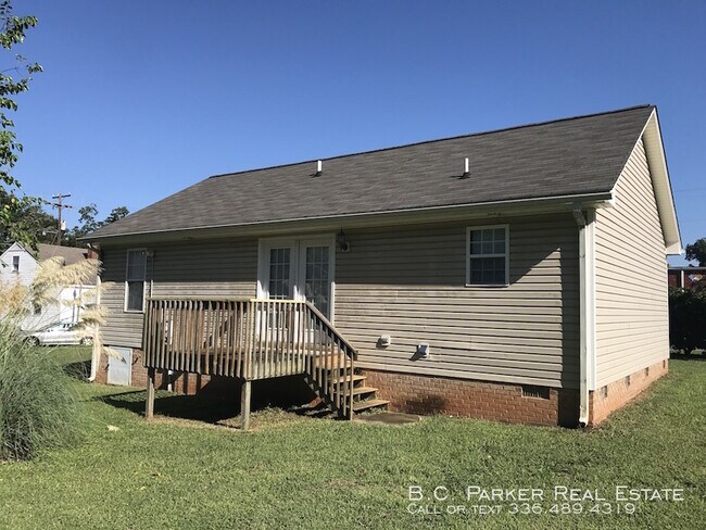 Building Photo - 3 Bedroom, 2 Bath - House