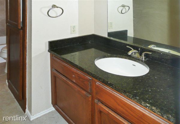 Foto del edificio - 2718 Old Field Dr