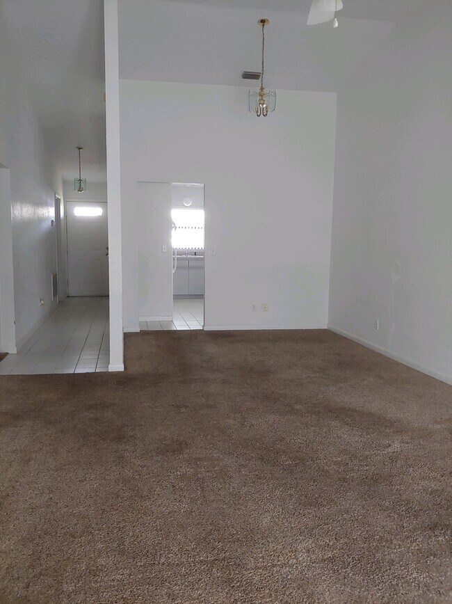 Foto del edificio - 2200 W Silver Hill Ln
