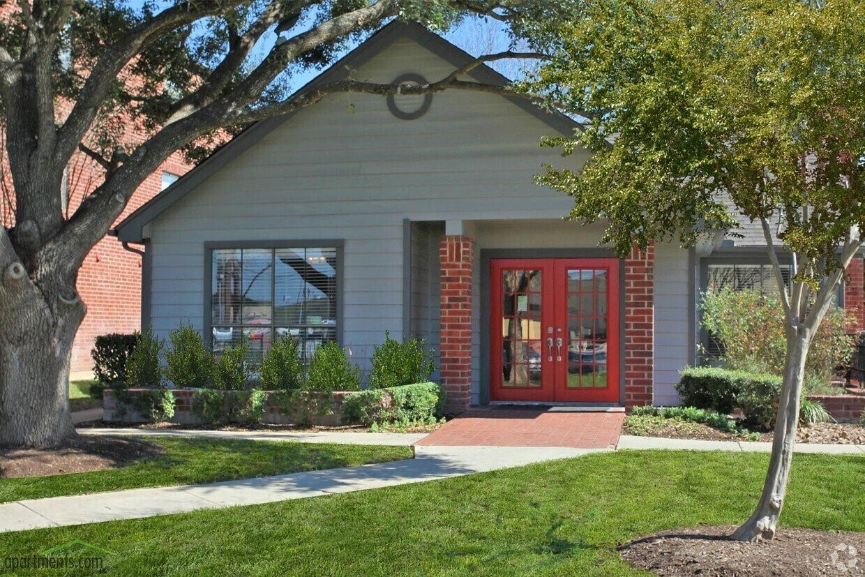 Foto principal - 1400 Clarewood Dr