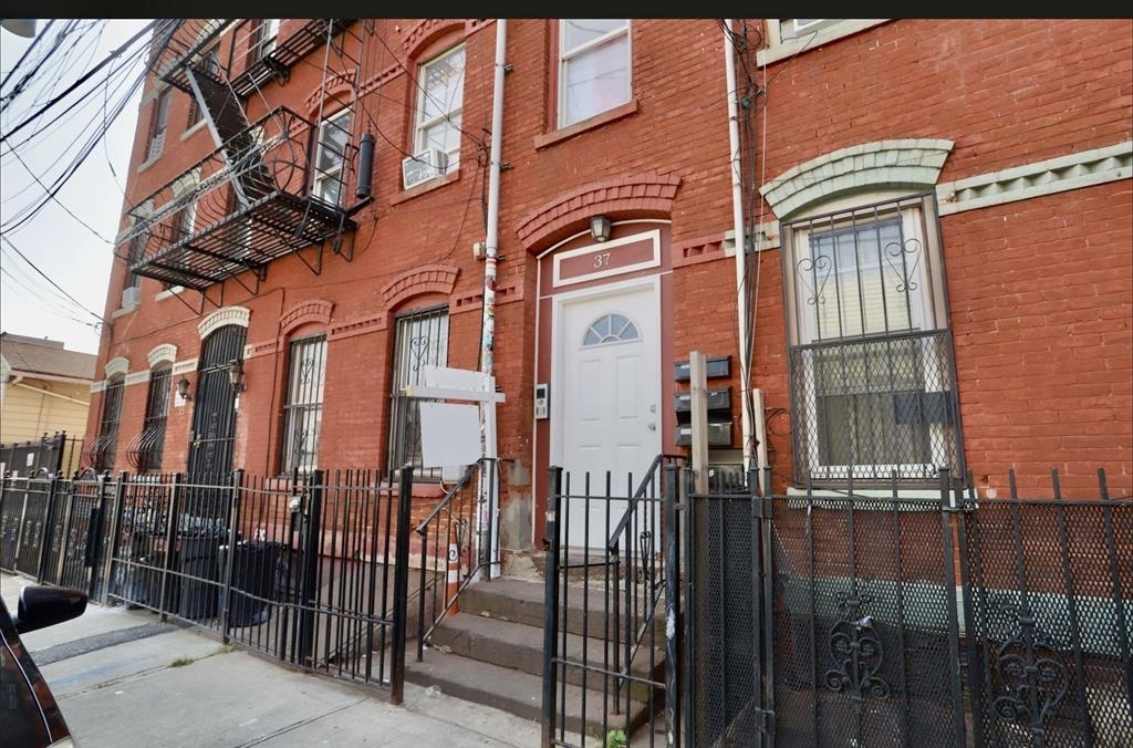 Primary Photo - 37 Harmon St