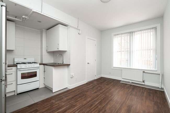 Building Photo - 160 Huron St