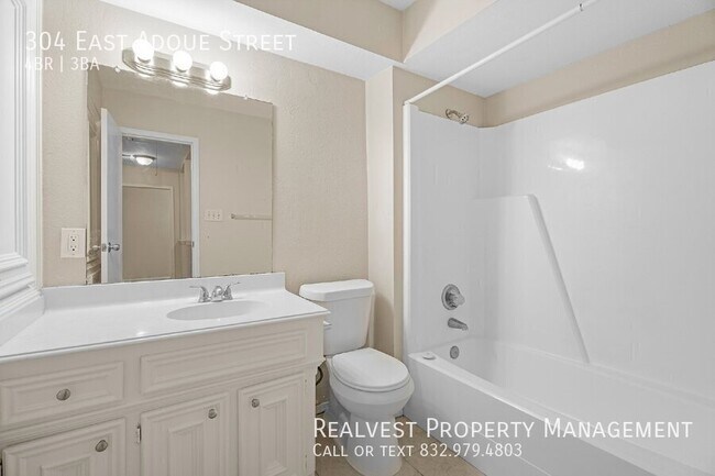 Foto del edificio - 304 E Adoue St