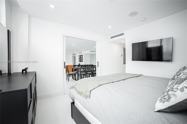 Foto del edificio - 5600 Collins Ave