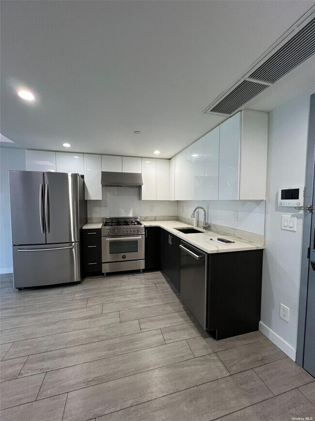 Building Photo - 97-45 63rd Dr