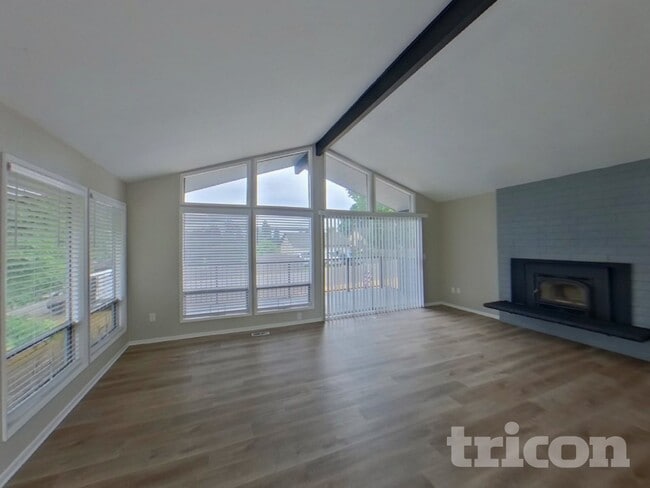 Building Photo - 4201 NE 51st St