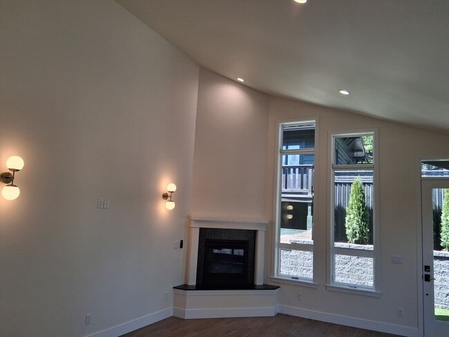 Building Photo - Newly Built Ashland Gem with Fireplace & S...