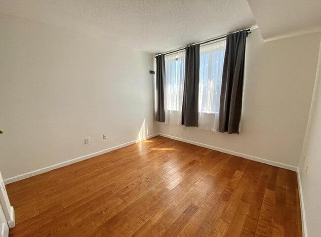 Foto del edificio - 169 Monsignor O'Brien Hwy