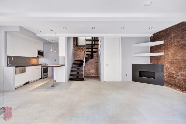 Building Photo - 213 E 26th St