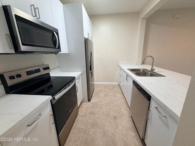 Foto del edificio - 7990 Baymeadows Rd E