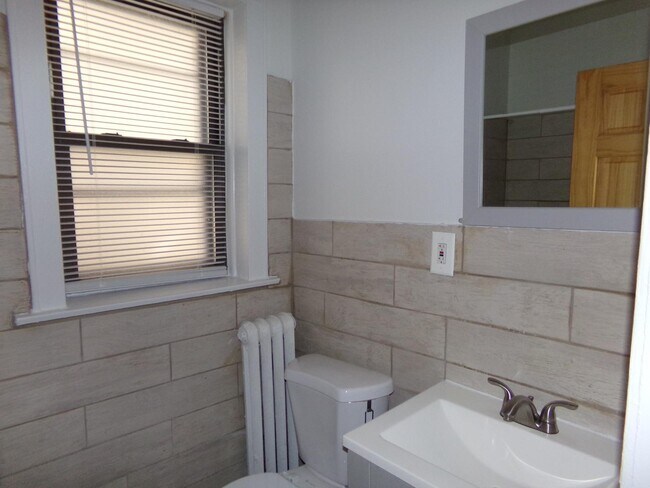 Foto del edificio - 1619 W Morse Ave