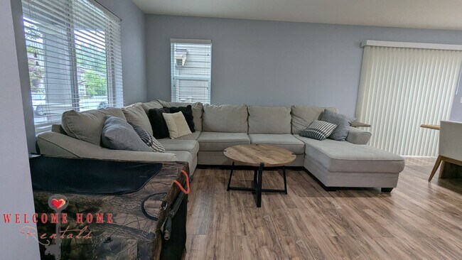 Building Photo - Flowing floorplan, minutes from I-5!!!