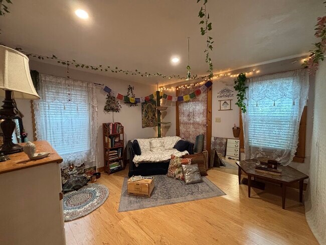 Foto del edificio - 98 Forge Village Rd