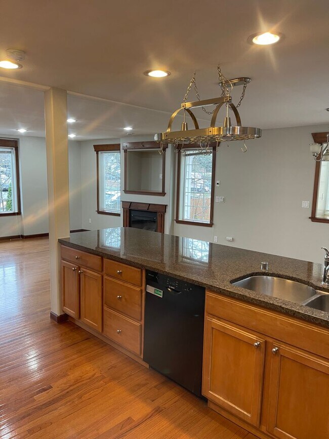 Building Photo - Huge Stand Alone Townhouse - Great space a...