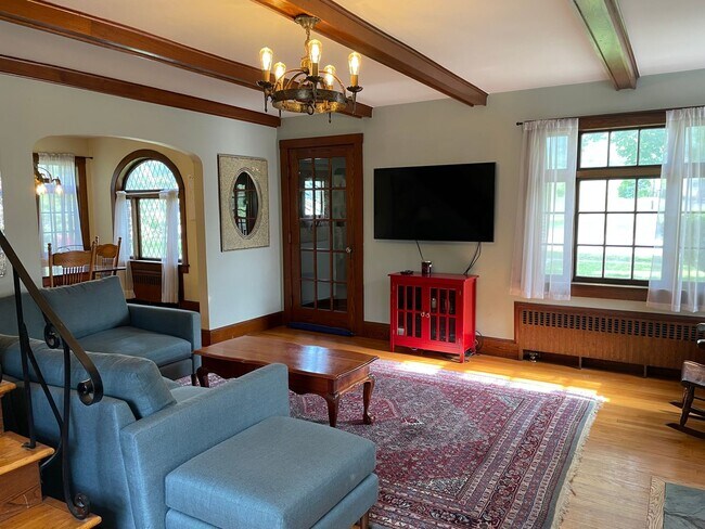 Foto del edificio - Lovely Tudor Home with convenient in town location