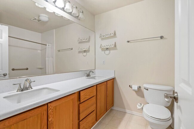 Foto del edificio - 3 Bed/ 3bath Townhome + 1 Car Garage + W/D + Fenced Patio/Yard!