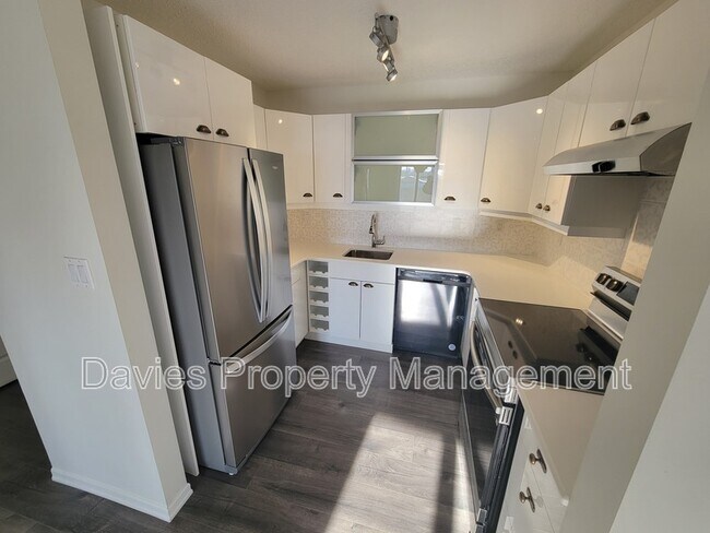 Photo du bâtiment - 9138-9183 83 Ave NW