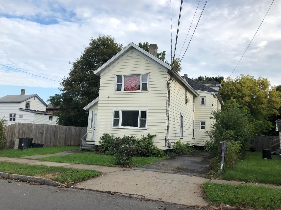 405 Chemung St Unit 1, Syracuse, NY 13204 Room for Rent in Syracuse