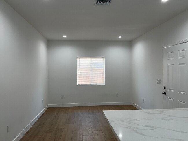 Foto del edificio - 10717 Amestoy Ave