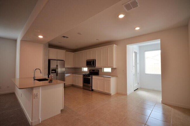 Building Photo - 319 Pinnacle Ridge Dr