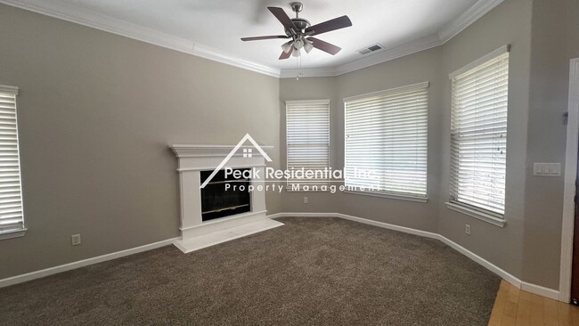 Building Photo - Spacious Roseville 3bd/2ba Home with 3-Car...