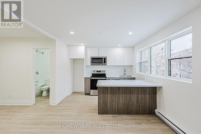 Photo du bâtiment - 100 Liberty St N