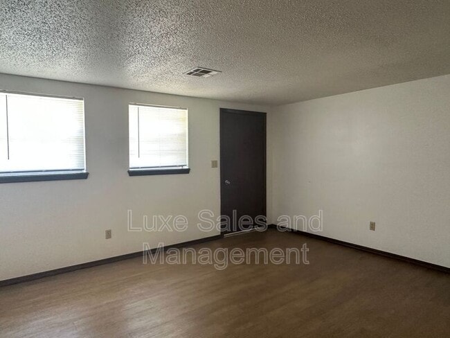 Building Photo - 3027 Clarke St