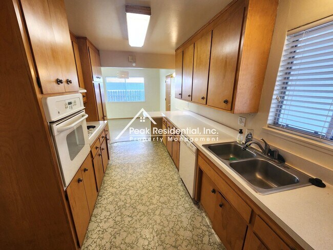 Foto del edificio - Charming 4bd/2ba Home with Large Backyard