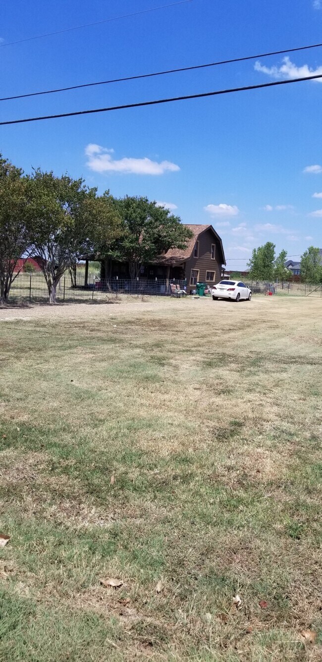 Foto del edificio - 381 Country Ln