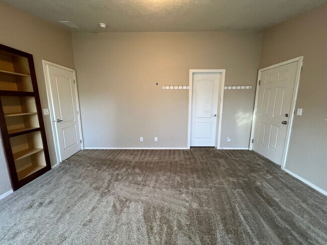 Building Photo - Beautiful Newer Home